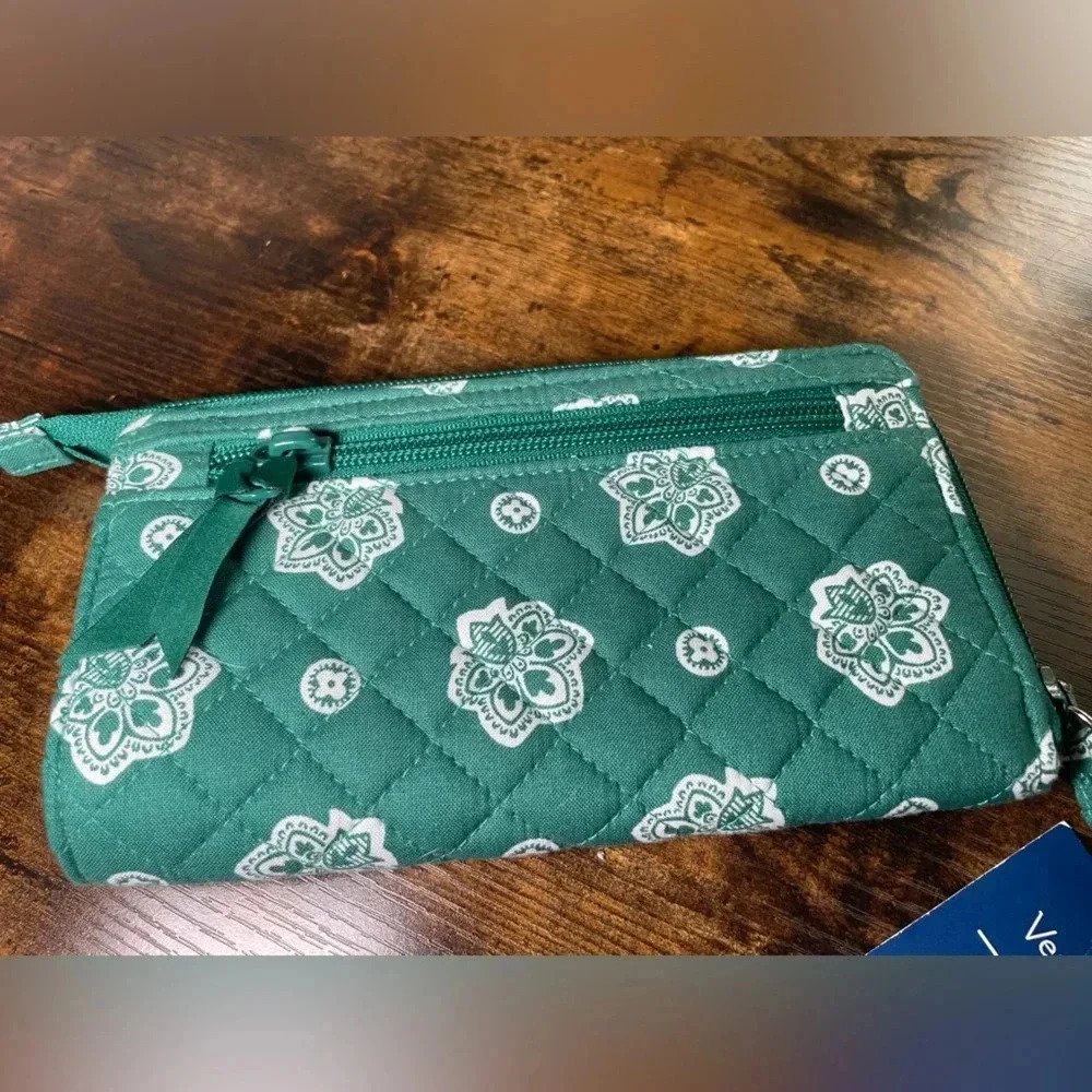 Vera Bradley NFL New York Jets Wristlet Wallet NEW RFID Front Zip Green Quilted - Picture 3 of 5